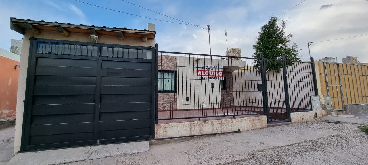 Alquiler: Casa de 3 Habitaciones con Cochera Techada y Patio en Barrio Municipal - foto 1