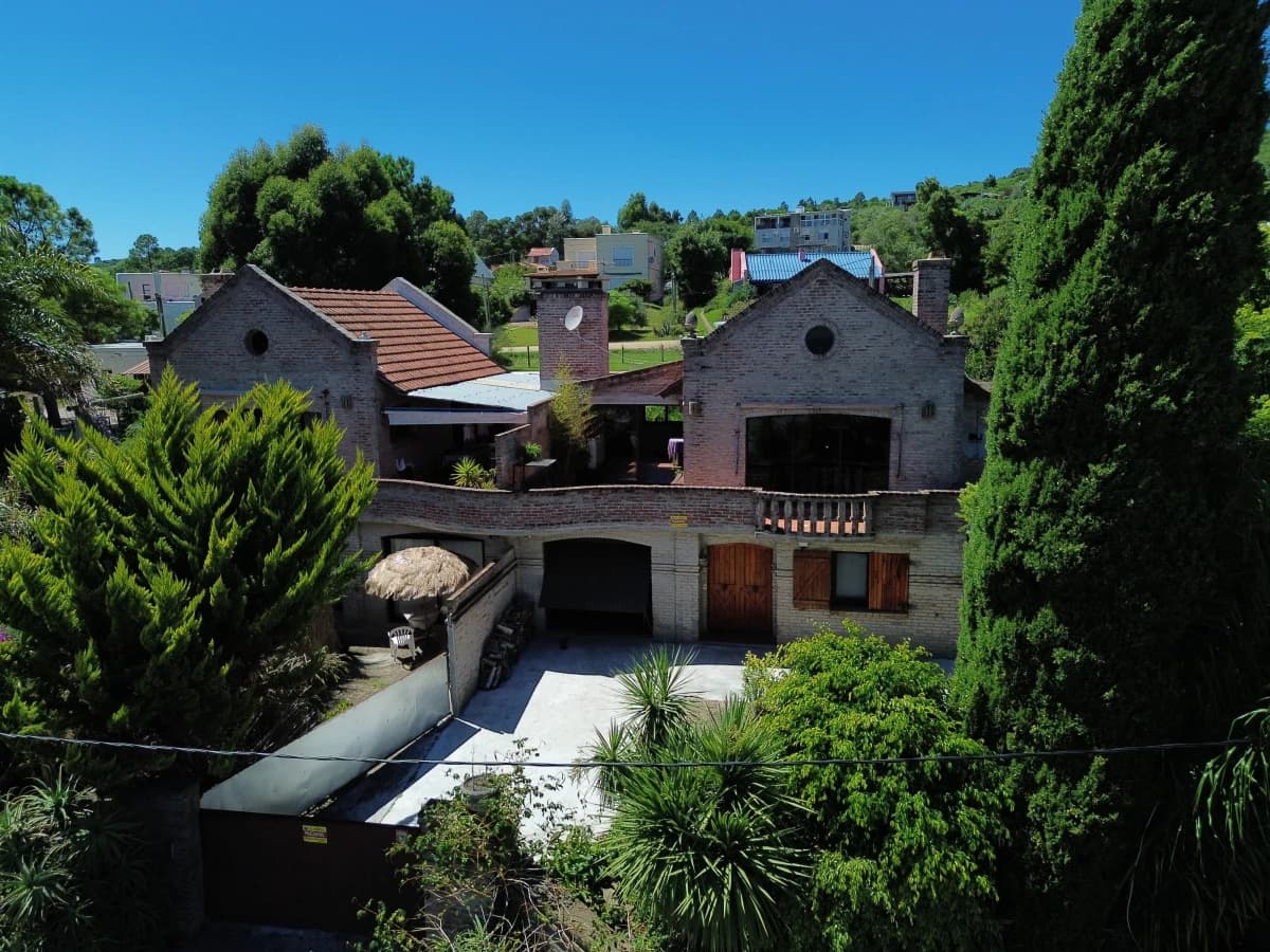 En venta dos casas gemelas en Piriápolis 6 dormitorios y 4 baños. - foto 1